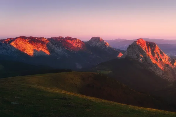 Urkiola mountain range at sunrise — Stock Photo, Image