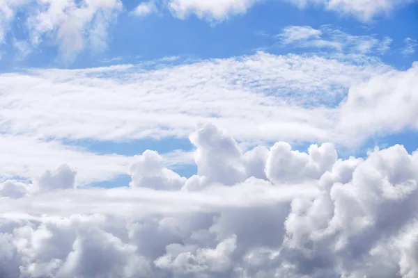 Achtergrond met Cloudscape met blauwe hemel — Stockfoto