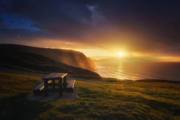 Table de pique-nique sur la côte de Barrika au coucher du soleil — Photo