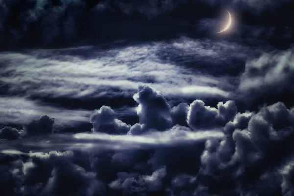 Paisagem nebulosa sonhadora à noite com luar — Fotografia de Stock