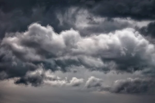 Paysage nuageux avec des nuages sombres — Photo