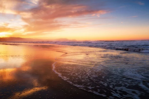Захід сонця на пляжному березі — стокове фото