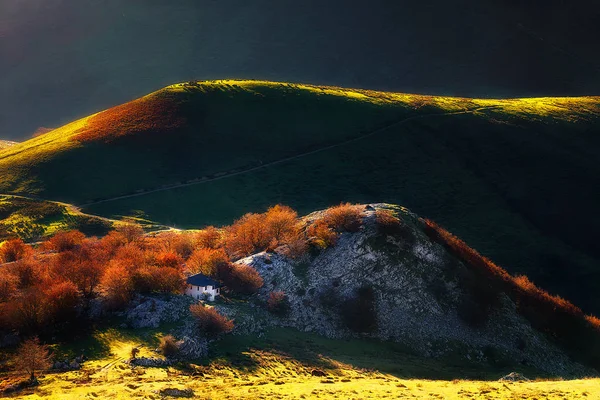 美しい光と Austigarmin の牧草地 — ストック写真