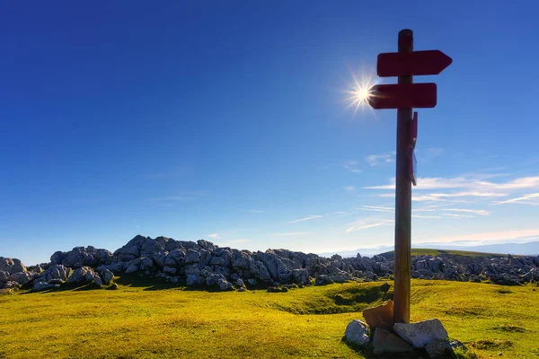 Wegweiser im Berg — Stockfoto