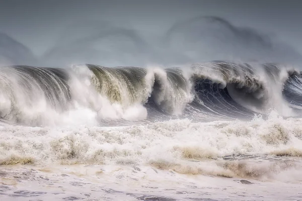 Gran ola rompiendo — Foto de Stock