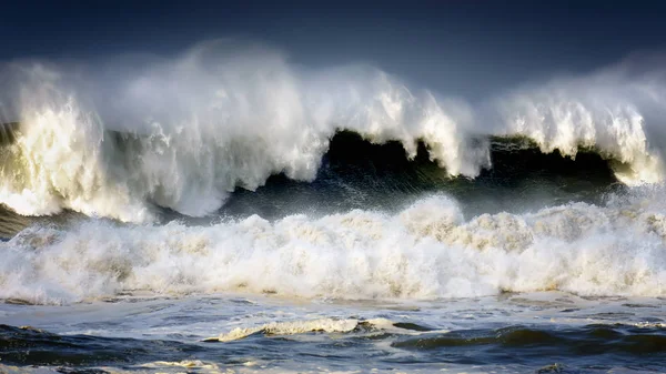 Grande onda quebrando — Fotografia de Stock