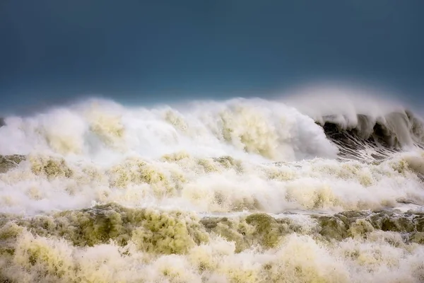 Ruwe zee met de golven breken en schuim — Stockfoto