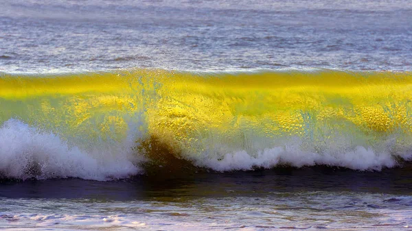 Colorido y hermoso rompiendo olas — Foto de Stock