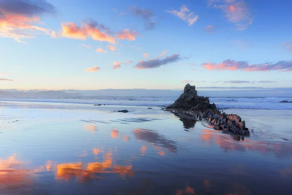 Sopelana plaj couds yansımaları ile gün batımında — Stok fotoğraf