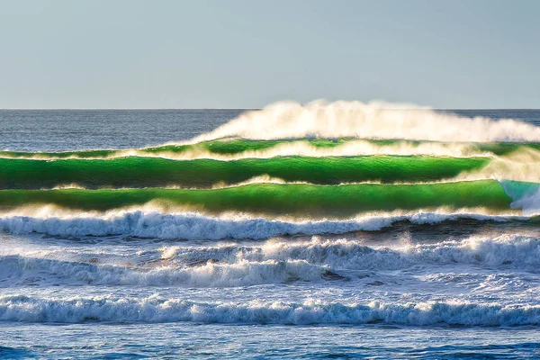 Όμορφα κύματα σπάσιμο — Φωτογραφία Αρχείου