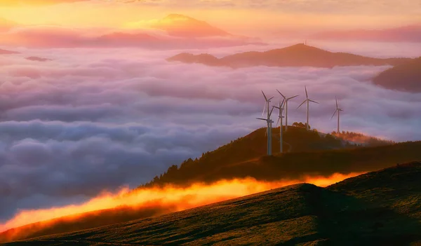 Rüzgar türbinleriyle yenilenebilir enerji — Stok fotoğraf