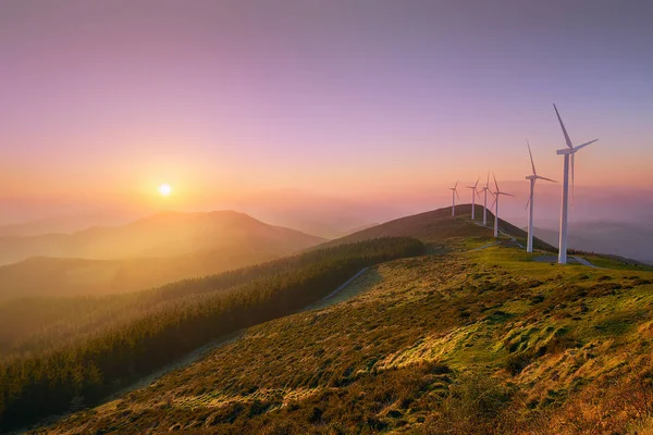 Energia renovável com turbinas eólicas — Fotografia de Stock