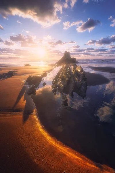 Rock in Sopelana strand bij zonsondergang — Stockfoto