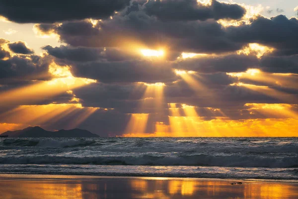 Günbatımı denizde altın güneş ışınları — Stok fotoğraf