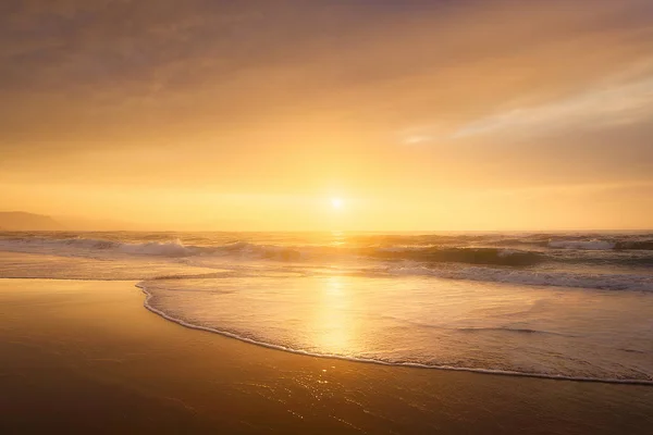 Strand kust bij zonsondergang — Stockfoto