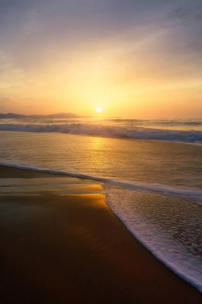 Strand kust bij zonsondergang — Stockfoto