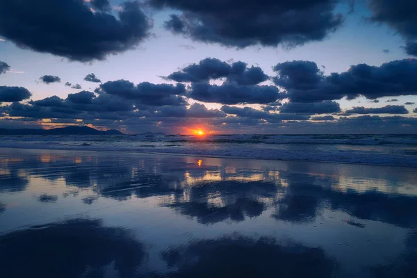 Nuages reflet sur la plage — Photo