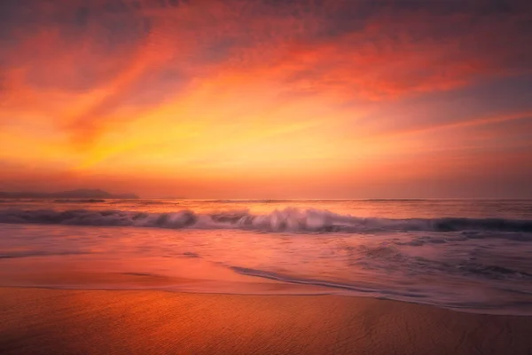 Plage au coucher du soleil doré — Photo