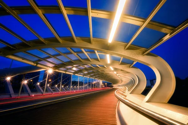 Moderno puente en Barakaldo por la noche — Foto de Stock
