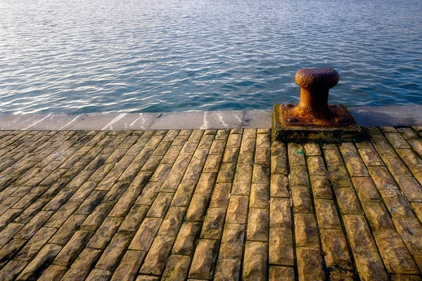 Borne portuaire rouillée — Photo