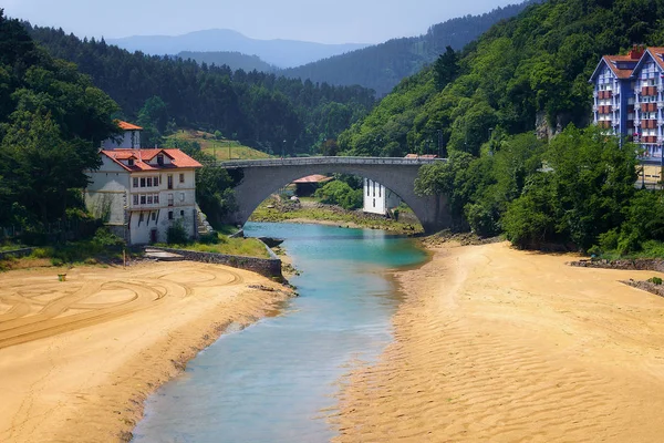 Lea río y puente en Lekeitio —  Fotos de Stock