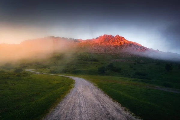 Sentiero alla montagna di Anboto al tramonto — Foto Stock