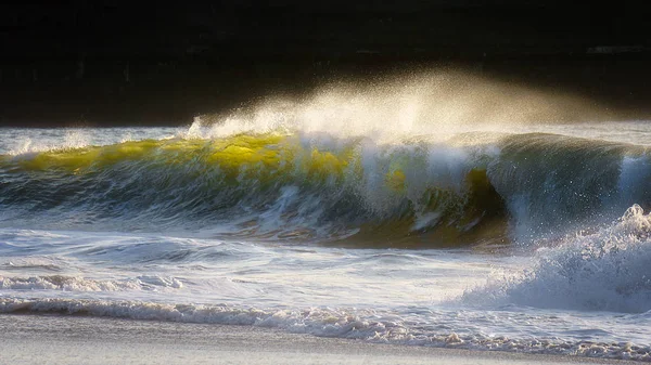 Волны на берегу — стоковое фото