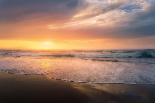 Strand kust bij zonsondergang — Stockfoto