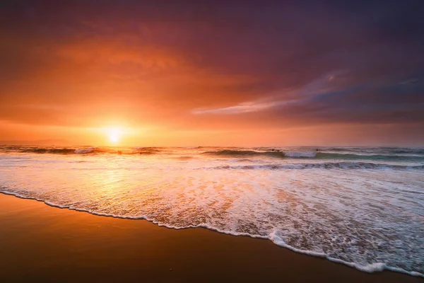 Bela costa na praia ao pôr do sol — Fotografia de Stock