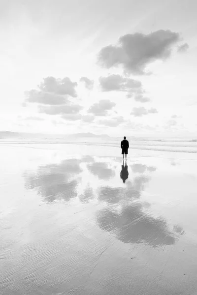 Persona che pensa in spiaggia guardando il mare — Foto Stock
