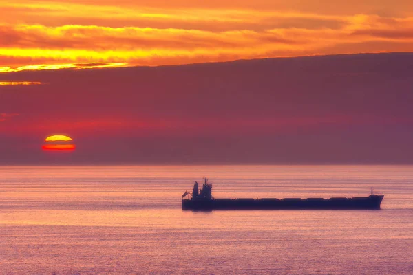 Navire sur la mer au coucher du soleil — Photo