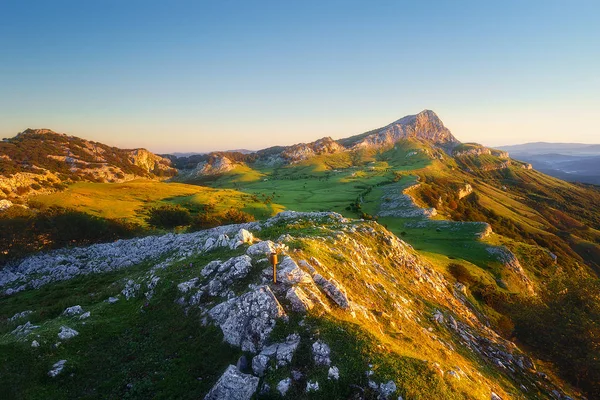 Salida del sol en Arraba con vista a la montaña Lekanda en Gorbea — Foto de Stock