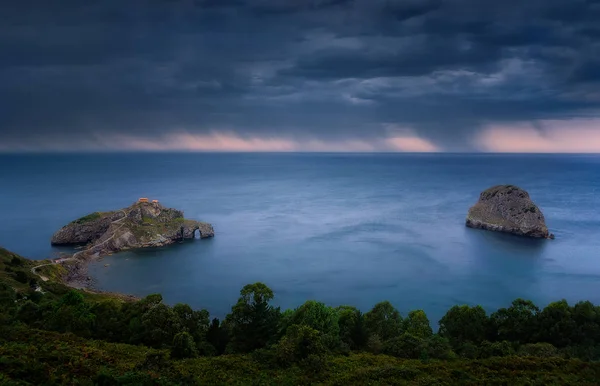 San juan de Gaztelugatxe y la isla de Aketxe con clima tormentoso —  Fotos de Stock