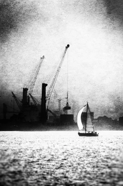 Zeilboot op industriegebied van harbor met kranen — Stockfoto