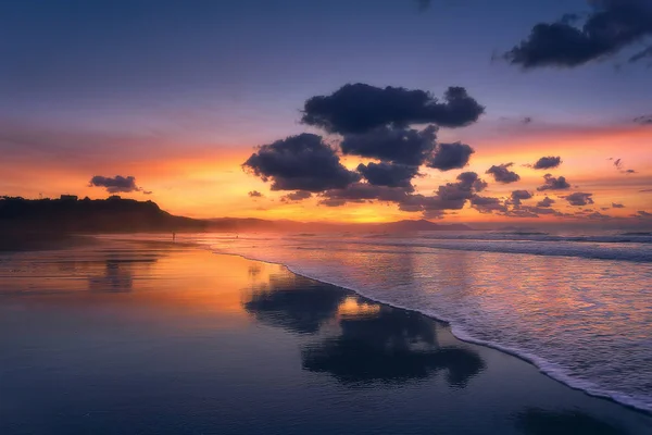 Gün batımında sahilde bulutlar yansımalar — Stok fotoğraf