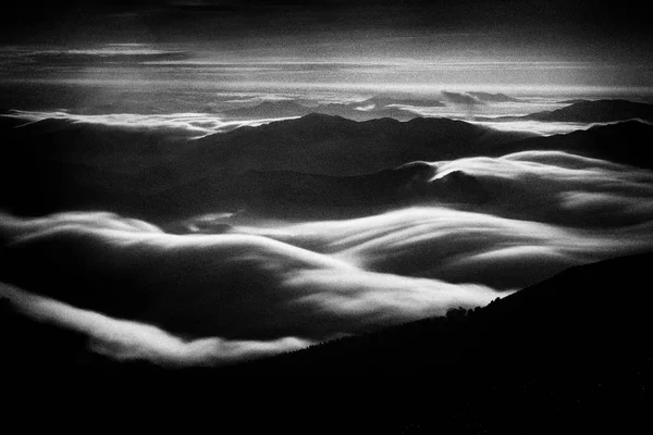 Paesaggio scuro della valle della montagna con nebbia. Rumore aggiunto — Foto Stock