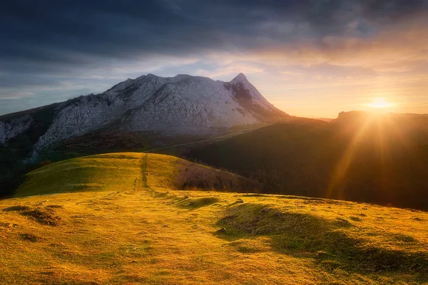 Montagna di Anboto da Urkiolamendi all'alba — Foto Stock