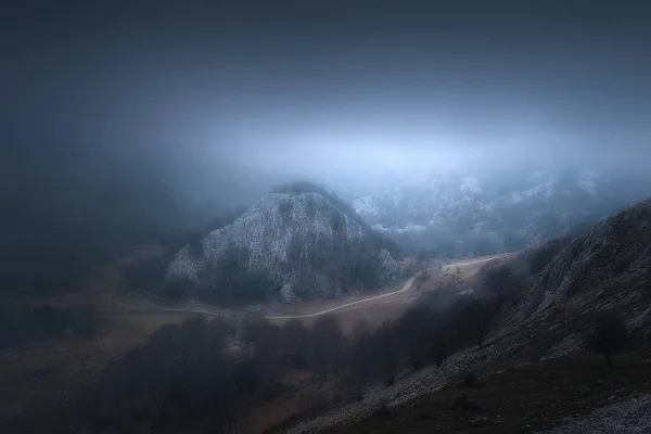 夜晚山中的浓雾之路 — 图库照片