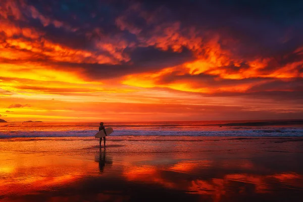 Surfer im Sonnenuntergang am Strand — Stockfoto