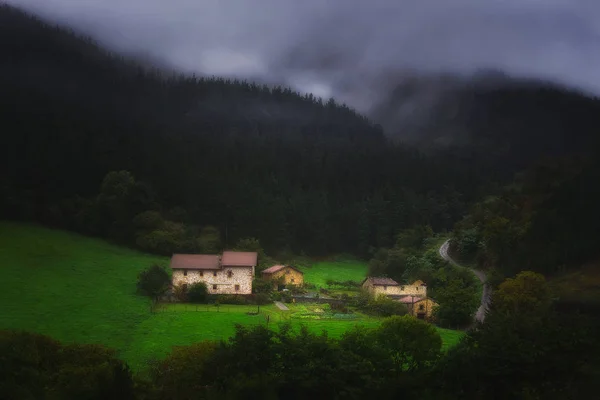 Ländliche landschaft in arrazola im baskenland — Stockfoto