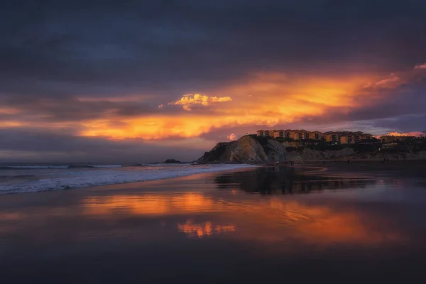 Maisons réflexion sur la plage de Sopelana au coucher du soleil — Photo