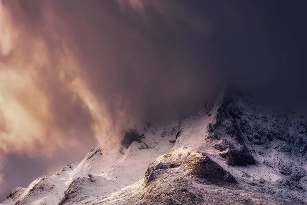 Anboto χιονισμένο βουνό τον χειμώνα — Φωτογραφία Αρχείου