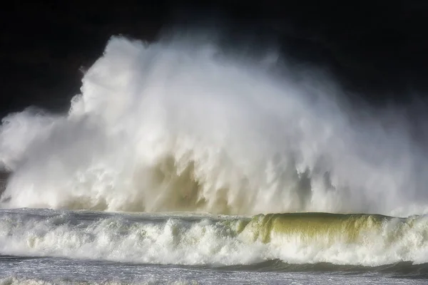 Όμορφη μεγάλα κύματα σπάσιμο — Φωτογραφία Αρχείου