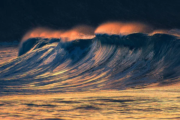 Solitaire grande vague rupture au coucher du soleil — Photo