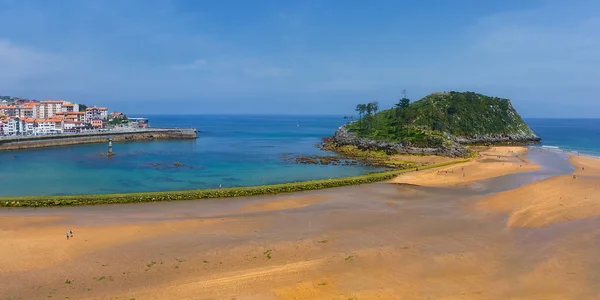 Panorama de la aldea de Lekeitio y de la isla de San Nikolas que rodea — Foto de Stock