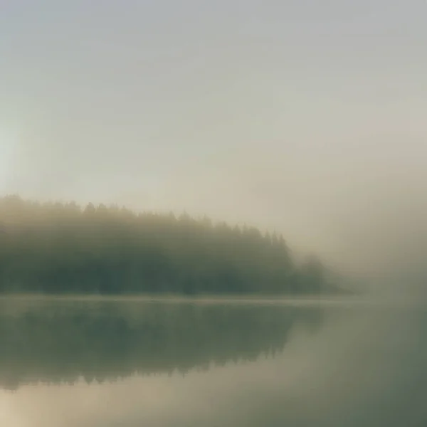 Hermoso paisaje con el lago brumoso en la mañana —  Fotos de Stock