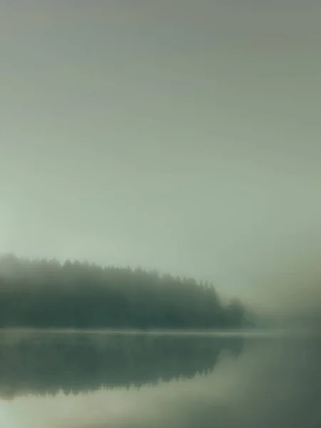 Lac brumeux avec effet vintage et couleurs tamisées — Photo