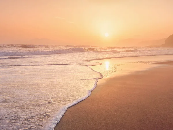 Hintergrund des Sommers mit Strand bei Sonnenuntergang — Stockfoto