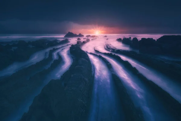 日落时分 barrika 海滩的理石岩石 — 图库照片