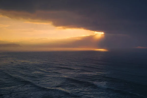 Paesaggio marino con raggi di sole dorati e nuvole tempestose — Foto Stock